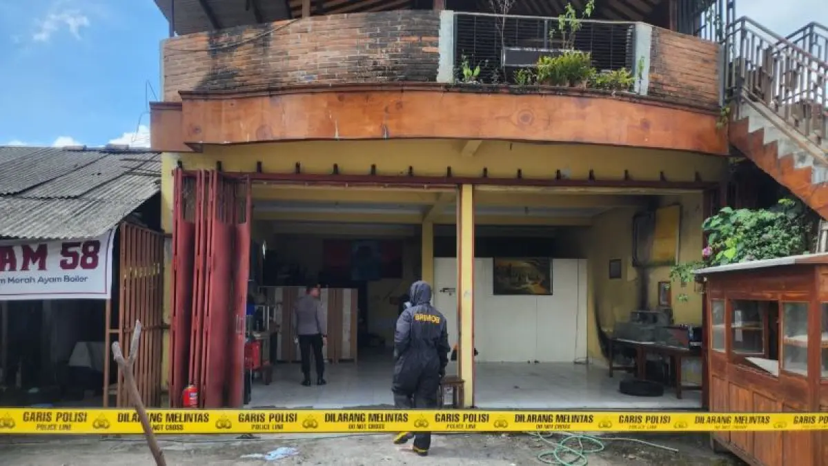 TKP: Penanganan kebakaran di rumah pemotongan ayam di Margomulyo, Seyegan, Sleman Sabtu (23/5). (Dokumentasi Polresta Sleman)