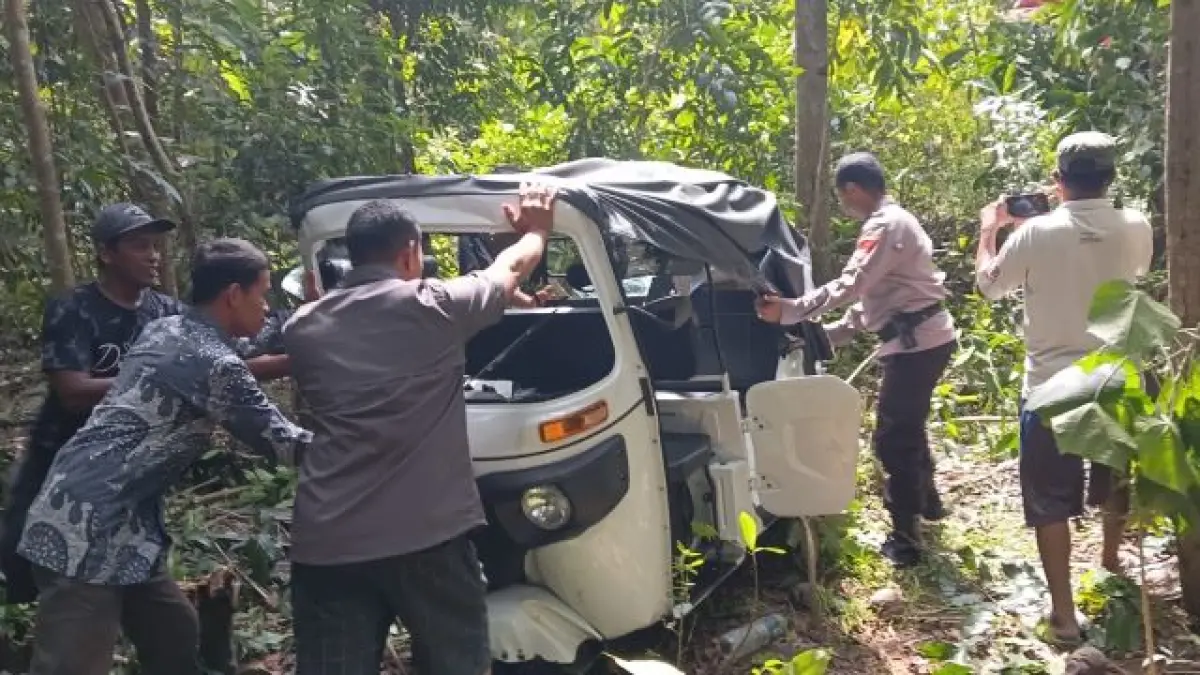 EVAKUASI: Petugas mengevakuasi bajaj di perkebunan warga Padukuhan Benyo Jati RT 1, Sendangsari, Pajangan Minggu (24/5). (Dokumentasi Polres Bantul)