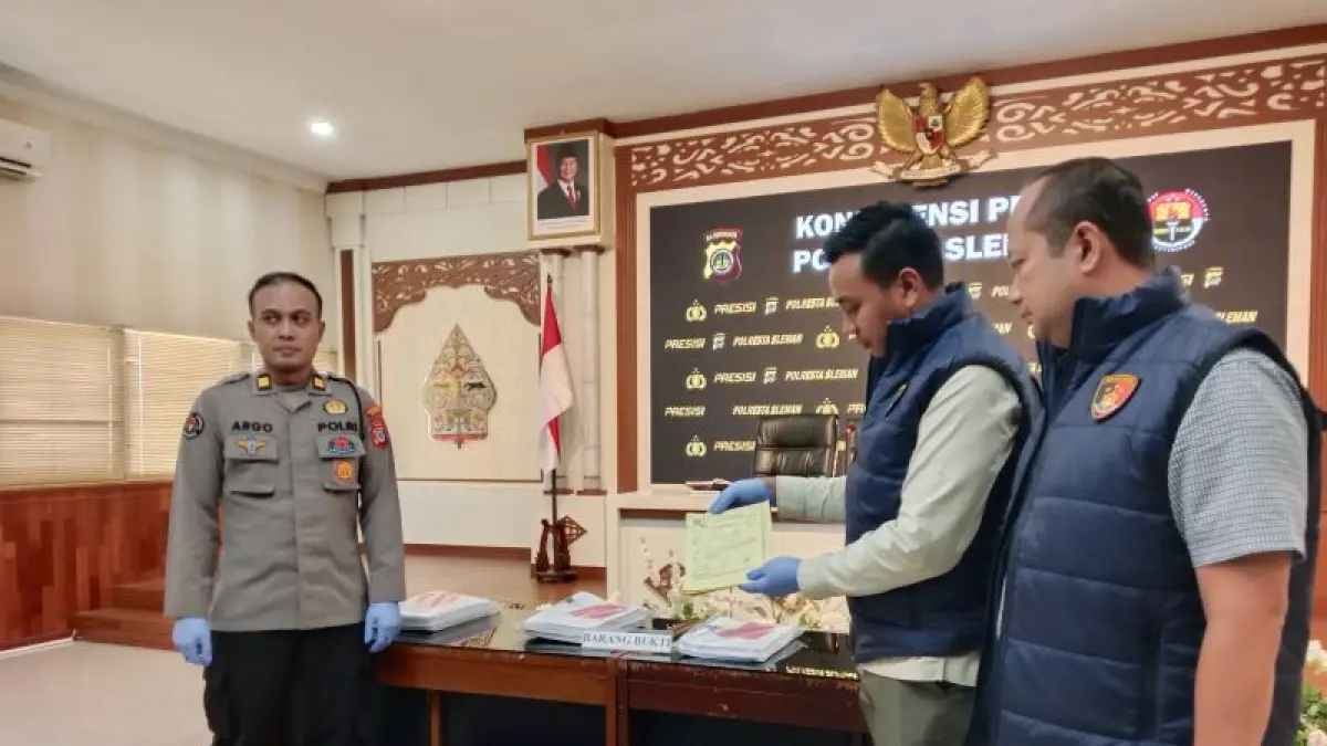 BARANG BUKTI: Jajaran Polresta Sleman menunjukkan bukti terkait kasus korupsi BUKP Tempel Selasa (26/5).&nbsp;(Delima Purnamasari/Radar Jogja)