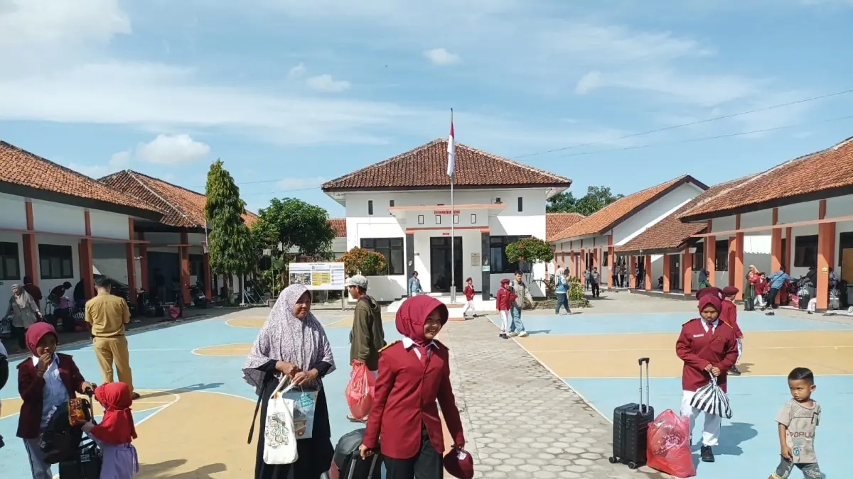 Para siswa Sekolah Rakyat Terintegrasi (SRT) 44 Kebumen diperbolehkan pulang, Selasa (26/5). Mereka akan melepas rindu dengan orang tua setelah dua bulan lamanya berada di asrama. (M Hafied/Radar Jogja)