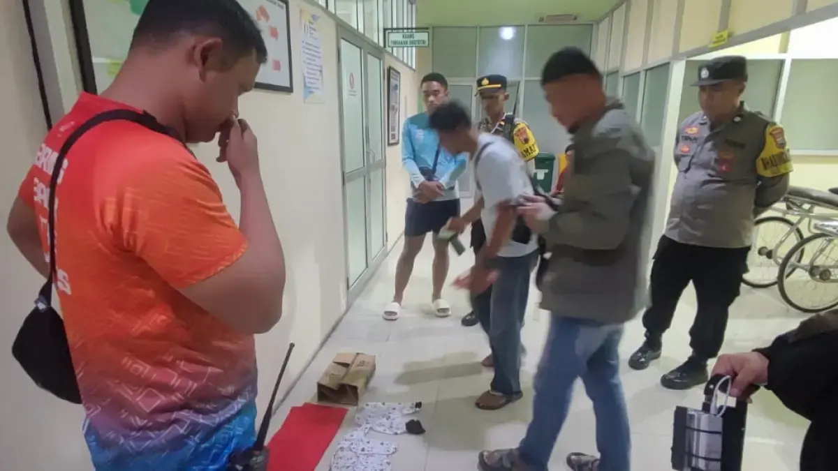 Polres Sragen melakukan penyelidikan kasus pembuangan bayi perempuan di Dukuh Plasan RT 015, Desa Sidoharjo, Kecamatan Sidoharjo, Kabupaten Sragen, Senin (25/5) malam. (Ahmad Khairudin/Radar Solo)