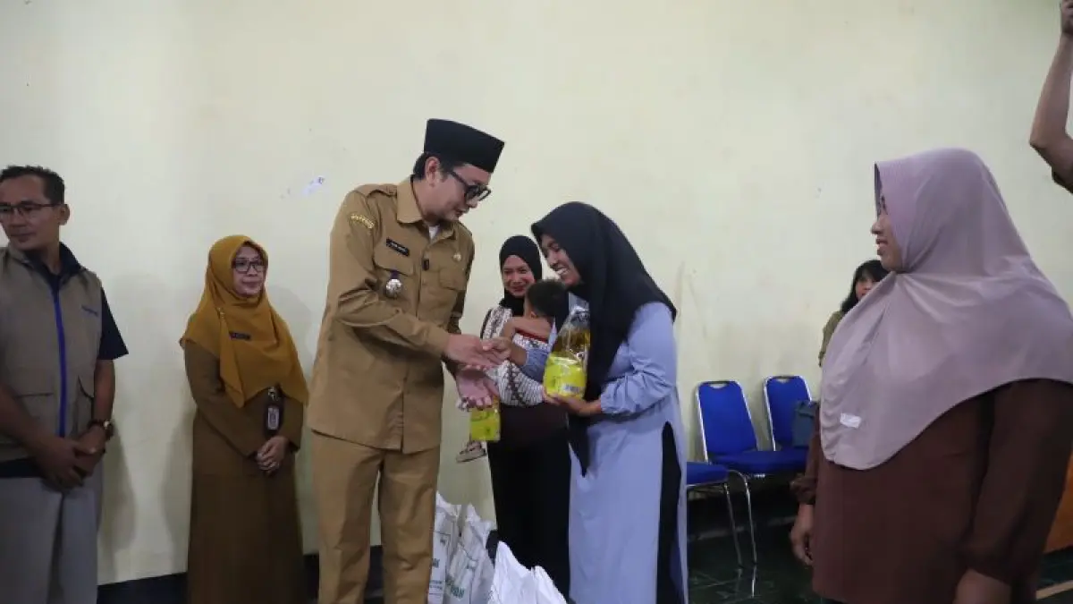 BANSOS : Wakil Bupati Purworejo Dion Agasi Setiabudi memimpin peyaluran bantuan sosial program cadangan pangan pemerintah di Balai Desa Tegalsari, Kecamatan Bruno, Selasa (26/5). (Dokumentasi Prokopim Purworejo)