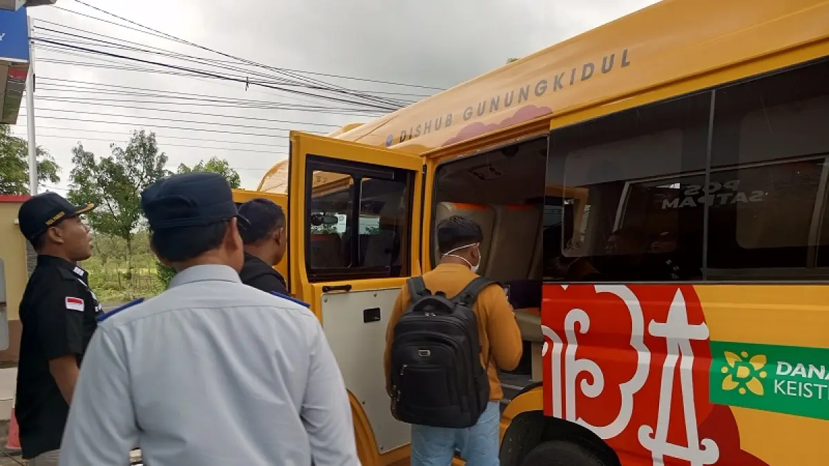Fasilitas publik seperti layanan antar jemput pelajar di Gunungkidul melalui program Bus SiBona terancam mandek akibat angaran tak mencukupi di tengah lonjakan harga BBM non subsidi. Yusuf Bastiar/Radar Jogja