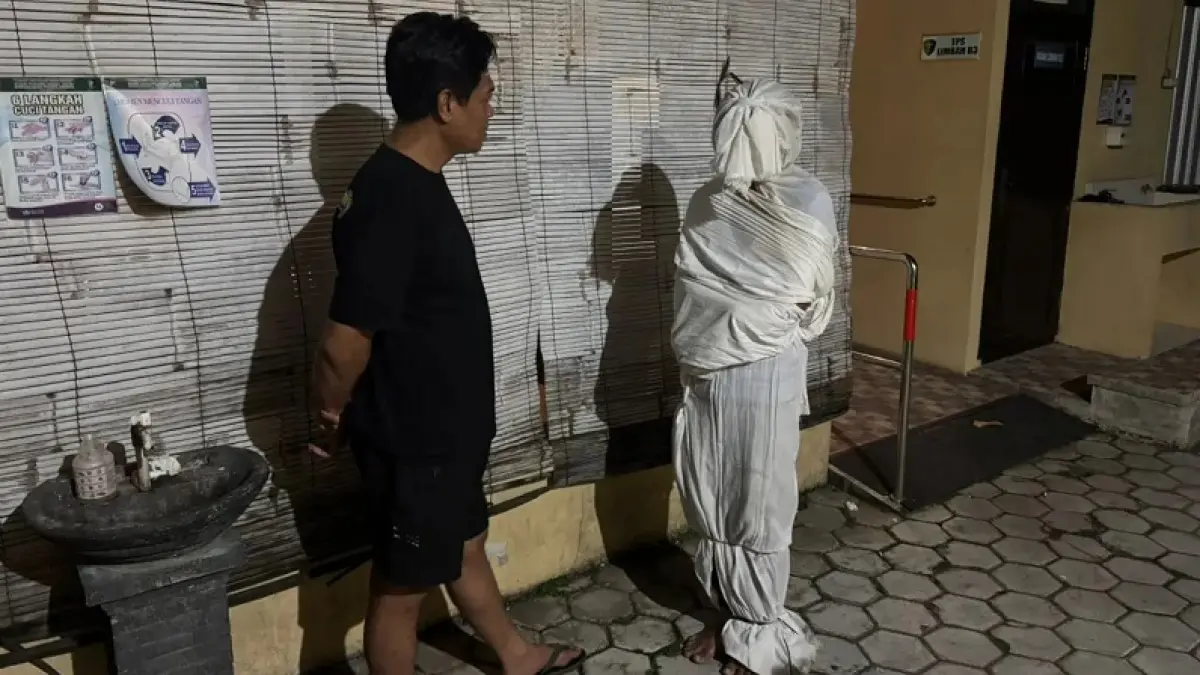 Polisi meminta keterangan pelaku pembuat konten pocong di Mapolres Sragen, Rabu (27/5/2026) malam. Ahmad Khairudin/Radar Solo