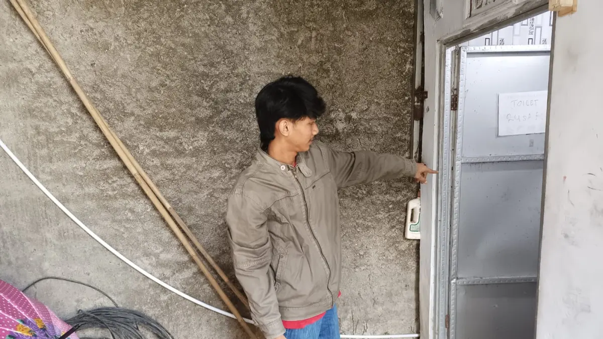 M. Hafied/Radar Jogja
TEMPAT KEJADIAN: Pekerja kedai menunjukkan toilet yang digunakan untuk tempat mesum perangkat desa Desa Sidodadi, Kecamatan Kemiri bersama seorang wanita paruh baya.