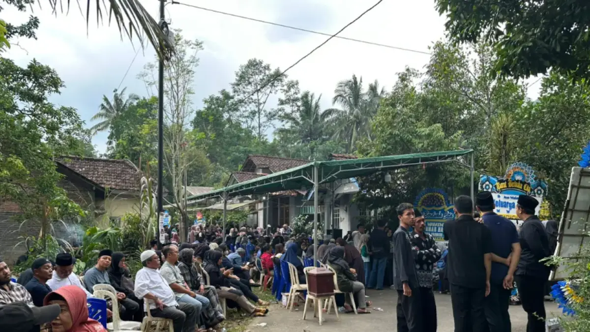 Suasana rumah duka 4 orang sekeluarga yang tewas di Posong. (Maria Novena/Jawa Pos Radar Semarang)