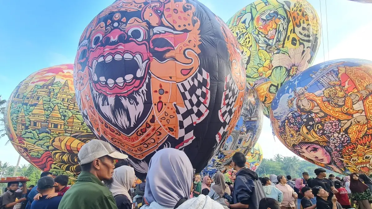 MENARIK: Warga berdondong-bondong memadati kawasan Candi Ngawen untuk menyaksikan balon udara, Minggu (31/5/2026). NAILA NIHAYAH/RADAR JOGJA