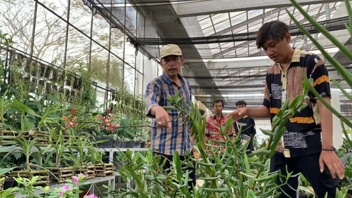 TURUN LAPANGAN: Kepala DPKP DIY Aris Eko Nugroho saat menilik Jogja Agro Park di Nanggulan, Kulon Progo Minggu (31/5).&nbsp;(ANOM BAGASKORO/RADAR PURWOREJO)