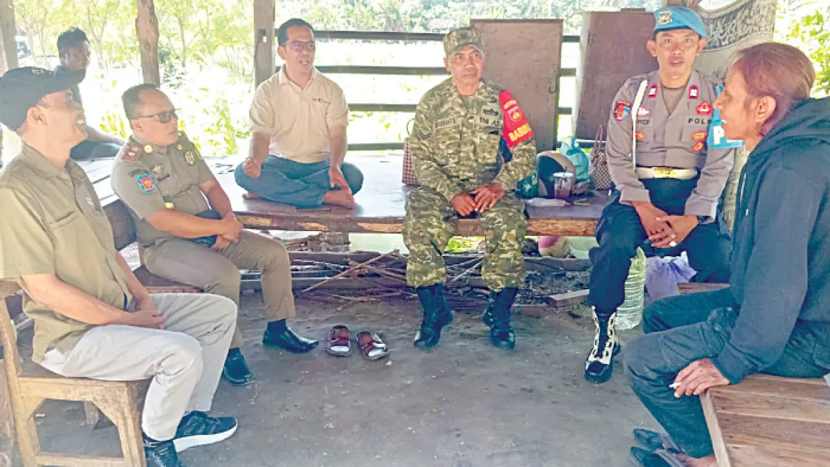Dok.Disparekrafpora Gunungkidul
CARI SOLUSI: Disparekrafpora Gunungkidul bersama pemerintah kalurahan dan Satpol PP saat menemui warga di kawasan Pantai Watu Lawang terkait pungli di kawasan itu.