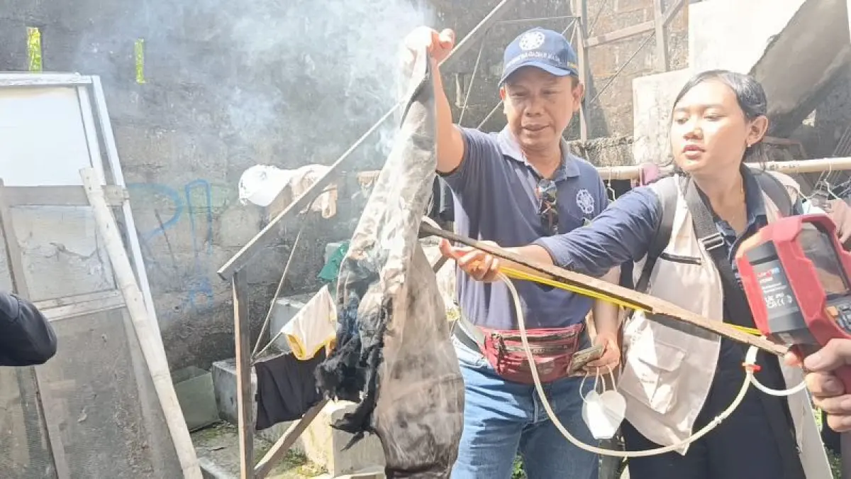 Para ahli dari berbagai kampus dan unsur pemerintahan saat meneliti terkait munculnya titik api di rumah warga Seyegan, Sleman Senin (1/6).&nbsp; (Dokumentasi BPBD Sleman)
