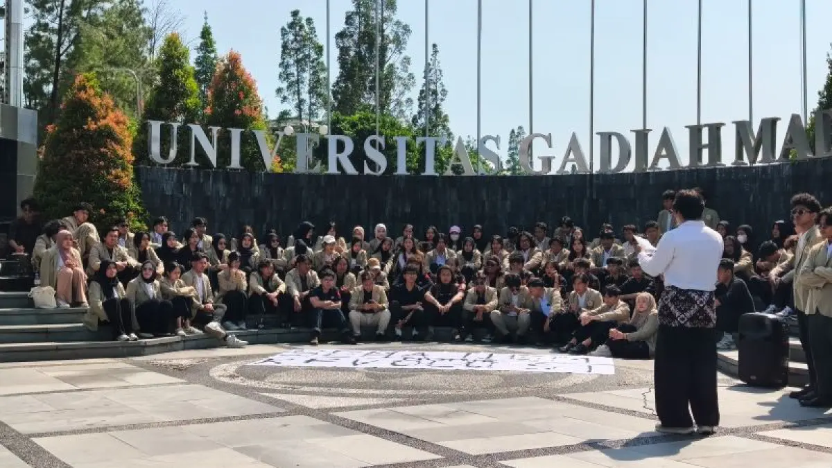 Sesi deklarasi perubahan bentuk dari Badan Eksekutif Mahasiswa (BEM) UGM menjadi Serikat Mahasiswa (Sema) UGM Senin (1/6). (Fahmi Fahriza/Radar Purworejo)