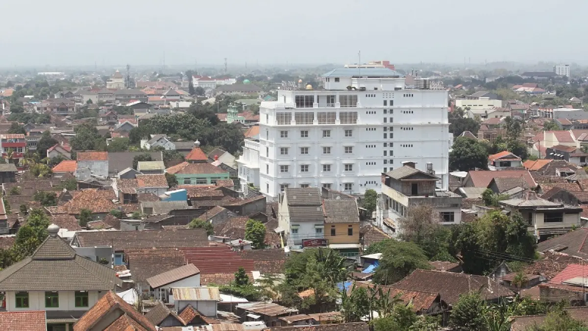 Bangunan rumah penduduk berdampingan dengan bangunan bertingkat di Kota Jogja, Selasa (2/6/2026). Guntur Aga/Radar Jogja 