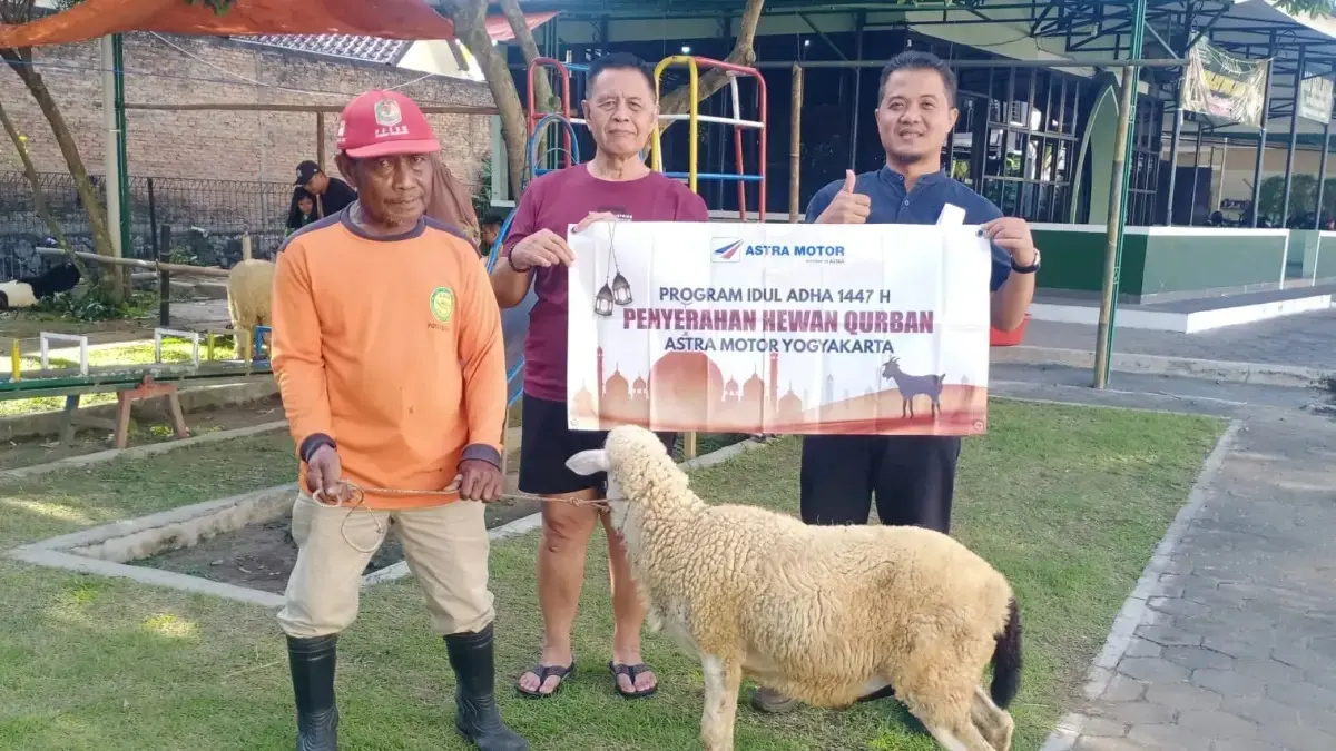 Penyerahan hewan kurban Iduladha 1447 H dari perwakilan manajemen Astra Motor Yogyakarta kepada panitia kurban.
