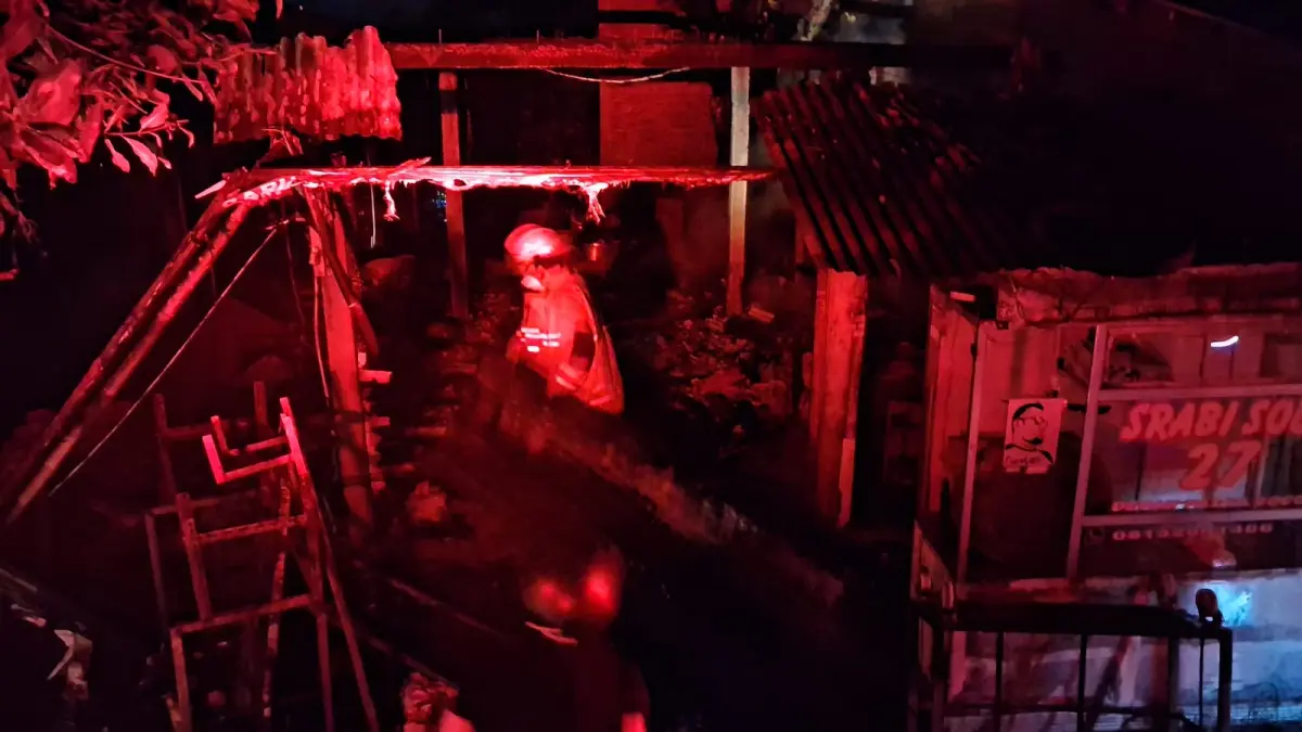 Petugas pemadam kebakaran berjibaku memadamkan kobaran api yang menghanguskan dua ruko yang berada di depan Pasar Bocor, Kecamatan Buluspesantren. (Dokumentasi Damkar Satpol PP Kebumen)