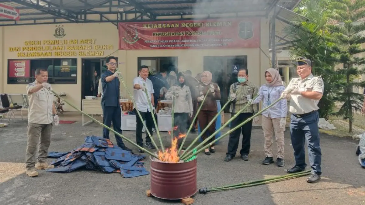 DIBAKAR: Pemusnahan barang bukti berkekuatan hukum tetap oleh Kejari Sleman Rabu (3/6).&nbsp;(Delima Purnamasari/Radar Purworejo)