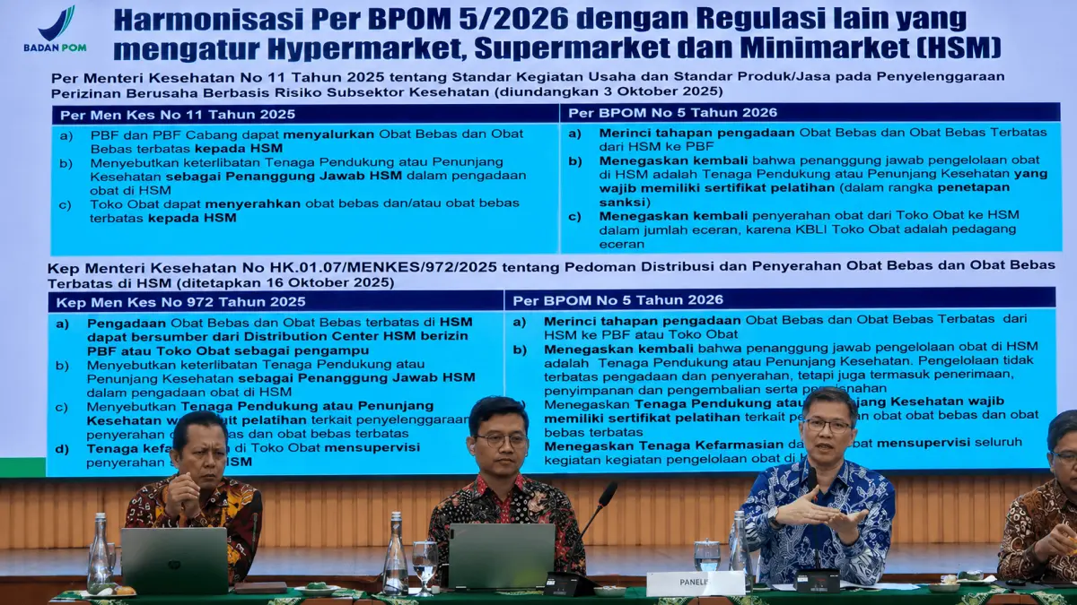 Wimbuh Dumadi, S.Si.,M.H. (Ketua Dewas PD IAI D.I. Yogyakarta), Prof. Dr. apt. Satibi, M.Si. (Dekan Fakultas Farmasi UGM) dan dr. William Adi Teja, Deputi Bidang Pengawasan Obat, Narkotika, Psikotropika, Prekursor, dan Zat Adiktif BPOM-RI dalam acara Forum Group Discussion (FGD) yang di selenggarakan oleh Fakultas Farmasi Universitas Gadjah Mada (UGM) Yogyakarta (02/06).