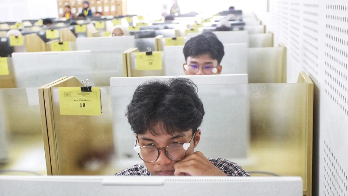 Peserta mengerjakan soal saat Ujian Masuk Universitas Gadjah Mada Computer Based Test (UM UGM CBT) 2026 di Kampus UGM, Kamis (4/6/2026). Guntur Aga Tirtana/Radar Jogja 