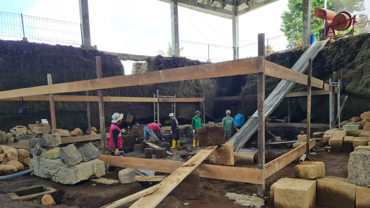 Tim juru pugar menemukan dua arca dan peripih saat proses pemugaran.