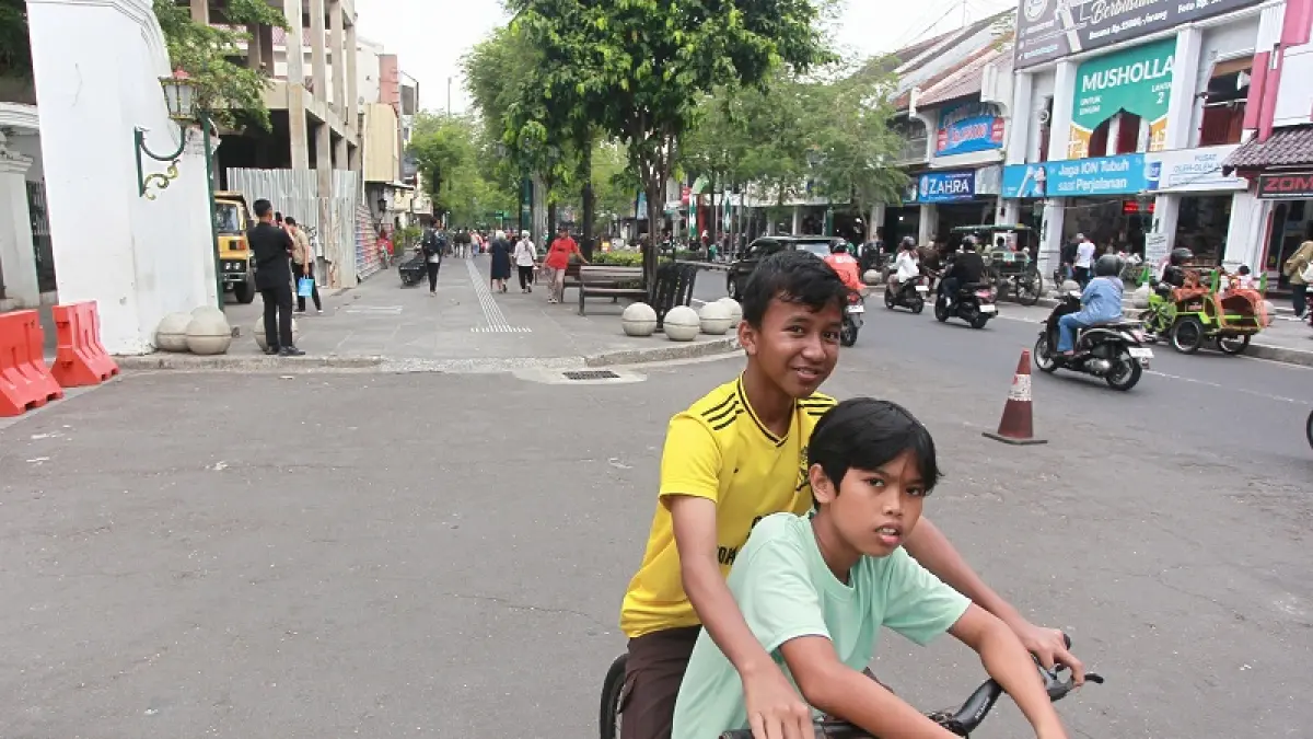 Bocah bersepeda di kawasan semi pedestrian Malioboro, Kota Jogja, Jumat (5/6/2026). Foto: Guntur Aga Tirtana/Radar Jogja 