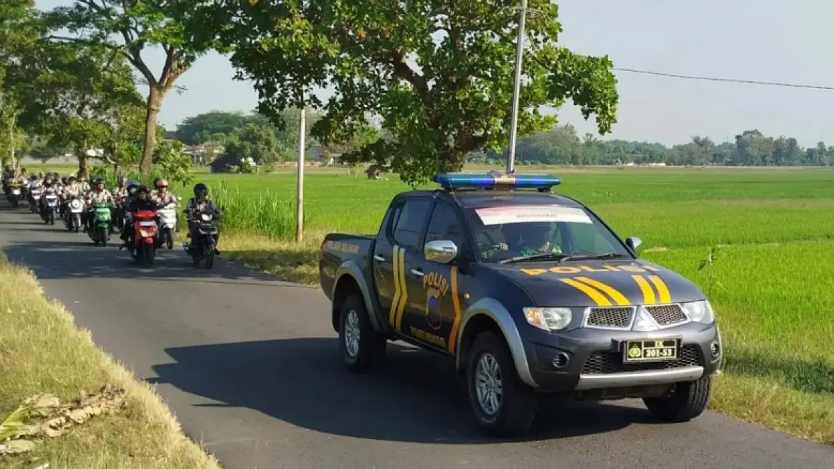 Dikawal polisi, para perangkat desa Kecamatan Selogiri menuju Sekretariat Daerah (Setda) Wonogiri untuk mengadukan perilaku camat setempat, Jumat (5/6/2026). IWAN ADI/RADAR SOLO