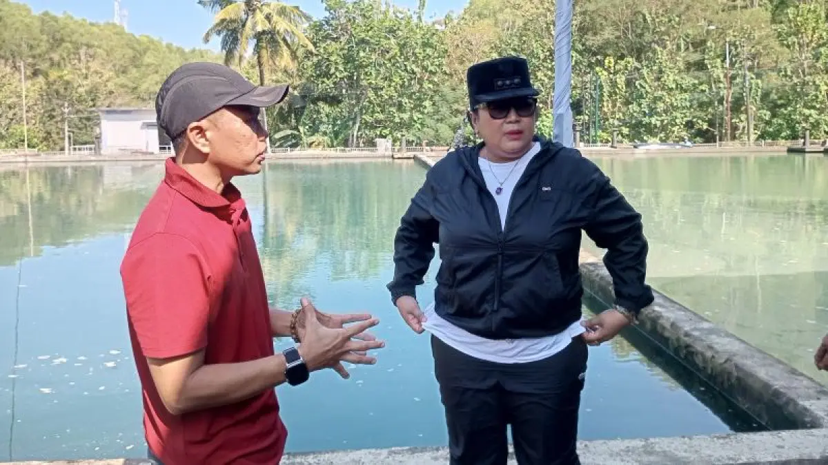 Jajaran Pemkab Gunungkidul sedang meninjau ketersediaan air di WTP Baron untuk memastikan kebutuhan air masyarakat tercukupi selama musim kemarau berlangsung. (Yusuf Bastiar/Radar Purworejo)