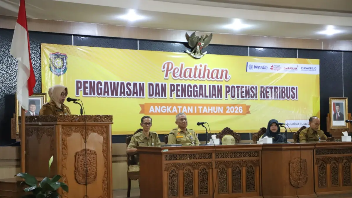 Bupati Purworejo Yuli Hastuti membuka pelatihan bagi ASN yang berkecimpung pada sektor pegelolaan pendapatan daerah. Pelatihan berlangsung di Ruang Arahiwang Setda Purworejo, Senin (8/6). (Dokumentasi Prokopim Purworejo)