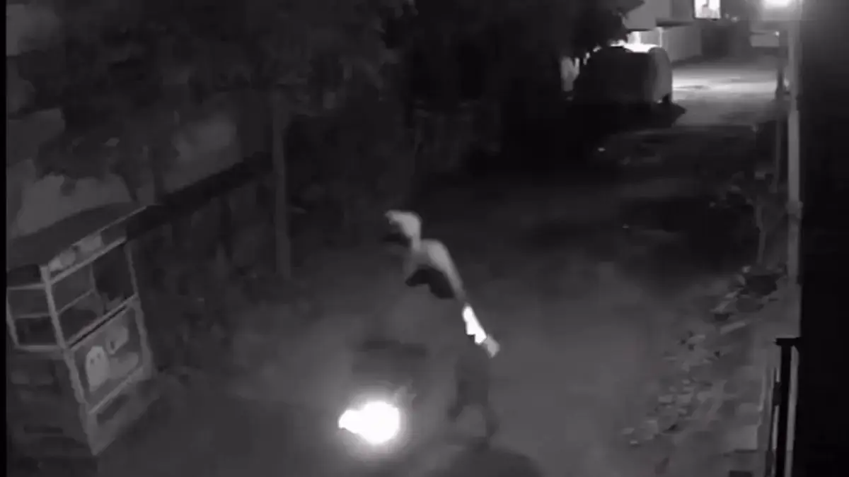 Teror pocong terekam CCTV milik warga di Solo. (ISTIMEWA)