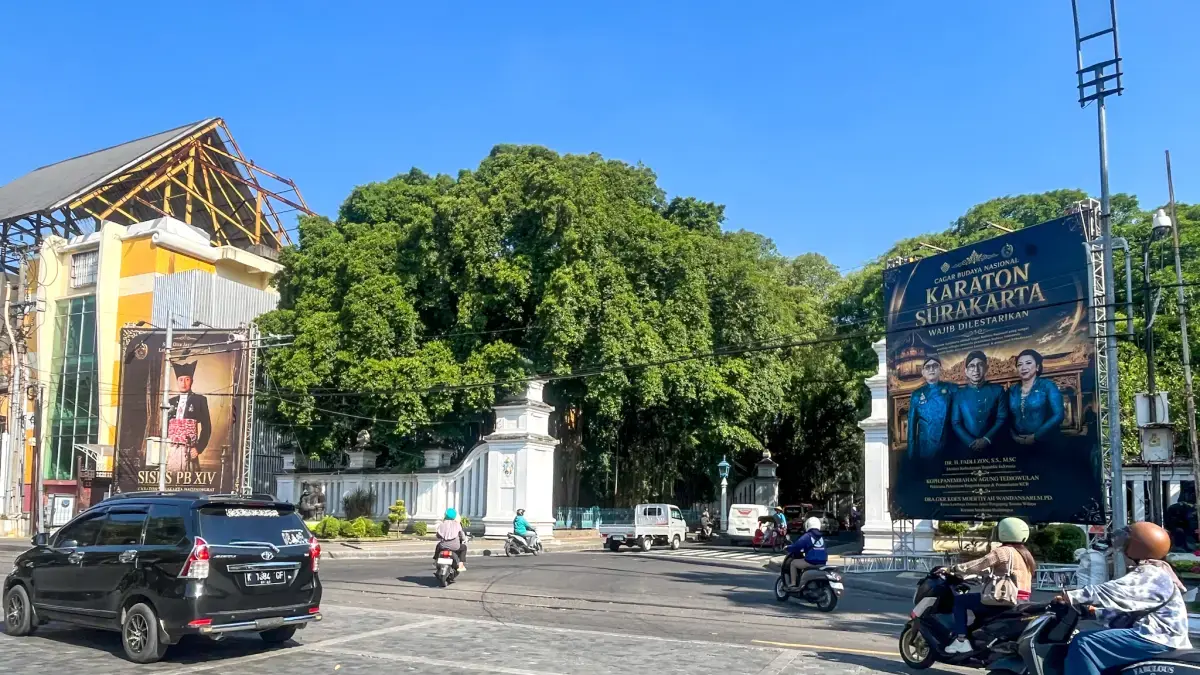 M. Ihsan/Radar Solo
Baliho kubu berseberangan di pintu masuk Alun-Alun Utara Keraton Kasunanan Surakarta.