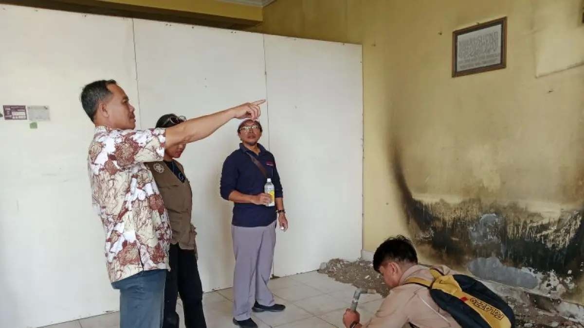 Proses penyiraman air kapur di rumah api Seyegan Selasa (9/6). (Delima&nbsp;Purnamasari/Radar Purworejo)