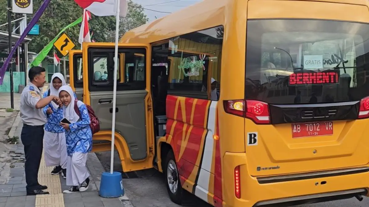 LAYANAN GRATIS: Siswa di Kabupaten Kulon Progo saat memanfaatkan bus sekolah untuk transportasi pulang-pergi sekolah. (ANOM BAGASKORO/RADAR PURWOREJO)
