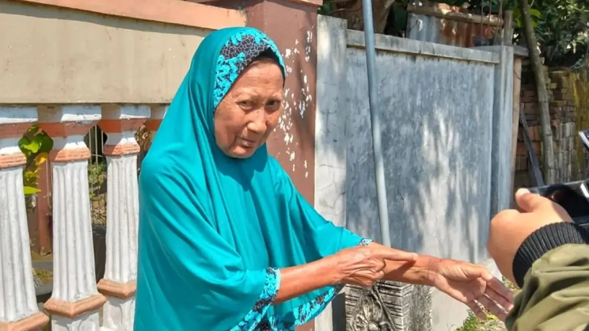 Lansia yang menjadi korban perampasan perhiasan di Desa Jaten, Juwiring, Klaten, Kamis (11/6/2026). ANGGA PURENDA/RADAR SOLO