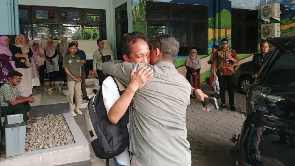 PAMITAN: Eks Kepala Kantor Pertanahan Kabupaten Sleman Imam Nawawi saat berpamitan kepada pegawai BPN Jumat (12/6).&nbsp;(Delima Purnamasari/Radar Purworejo)