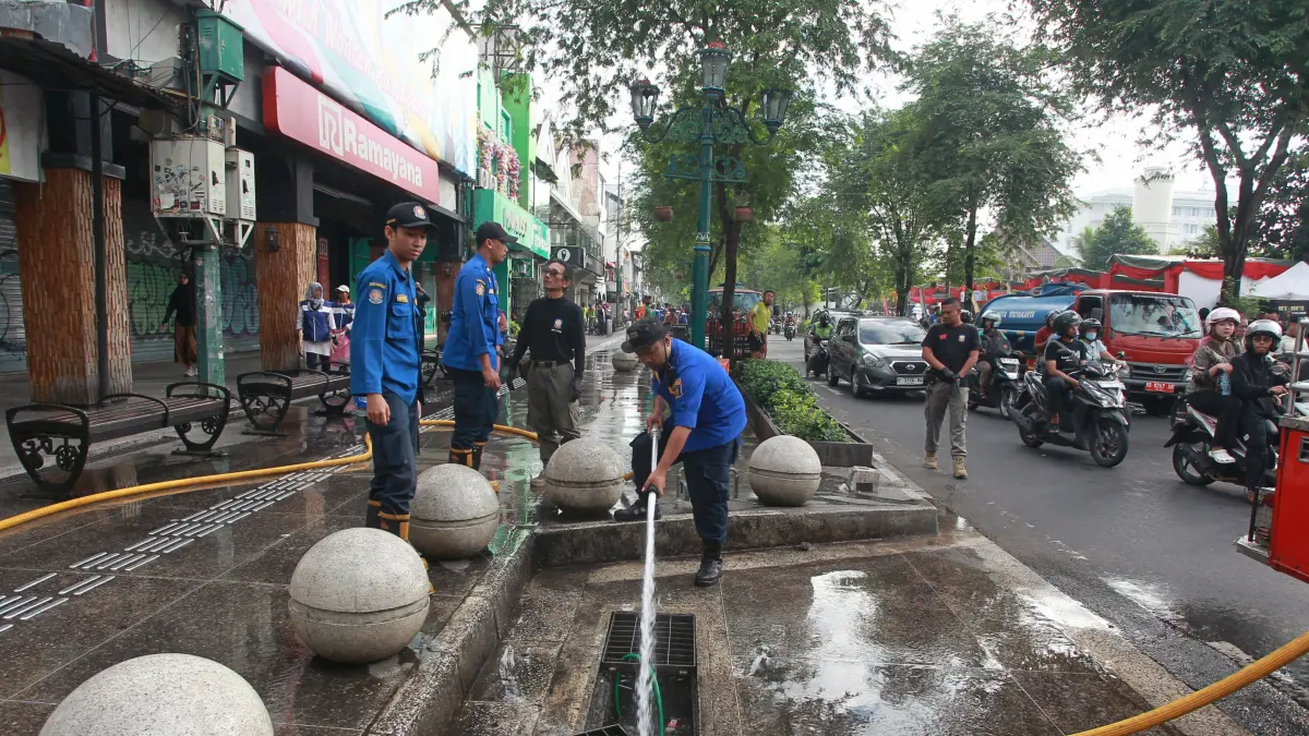 Personel Damkarmat Kota Jogja menyemprotkan air untuk membersihkan pedestrian Malioboro, Kota Jogja, kemarin (12/6). Pihak Pemadam Kebakaran dan Penyelamatan (Damkarmat) Kota Jogja menyesuaikan operasional armada pemadam dan evakuasi penyelamatan sebagai langkah penghematan akibat kenaikan harga BBM.