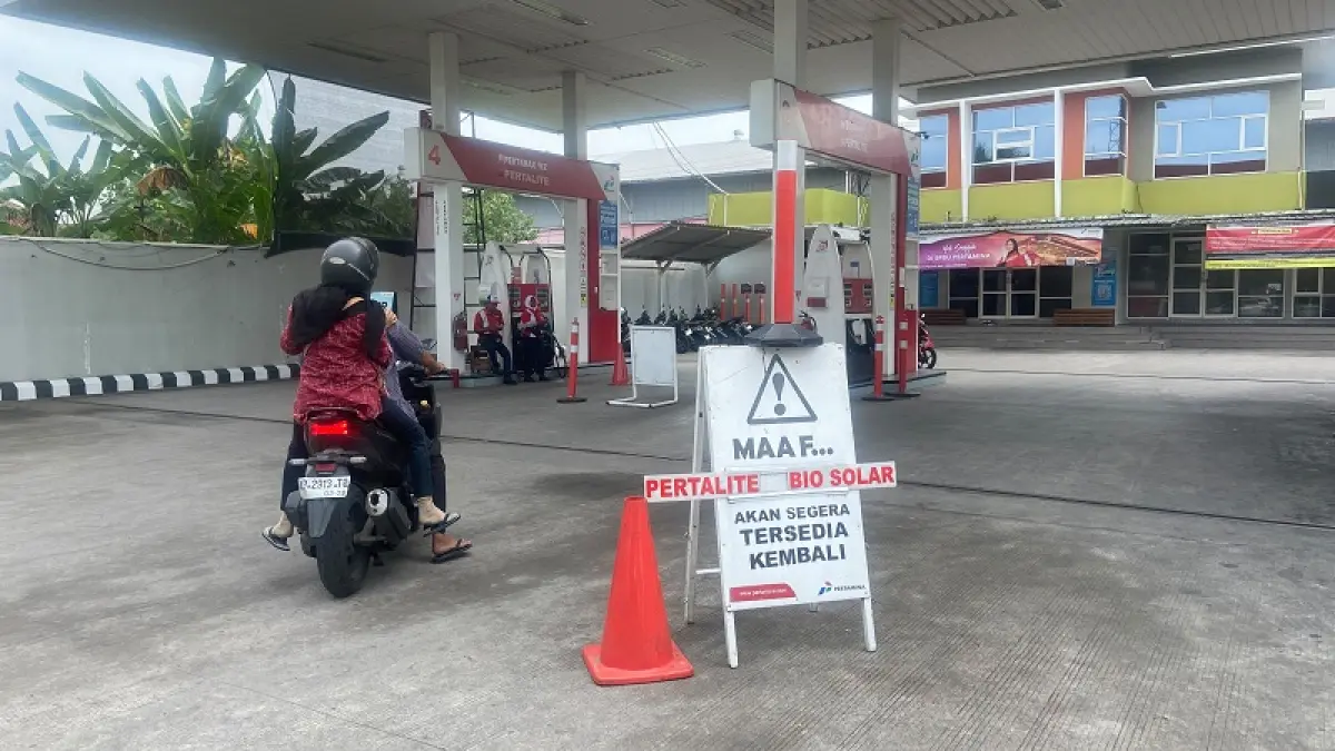 BERALIH: Stok Pertalite dan Solar di SPBU Pertamina Sewon kosong. Masyarakat lebih pilih beralih ke Pertalite Minggu (14/6/2026). Cintia Yuliani/Radar Jogja