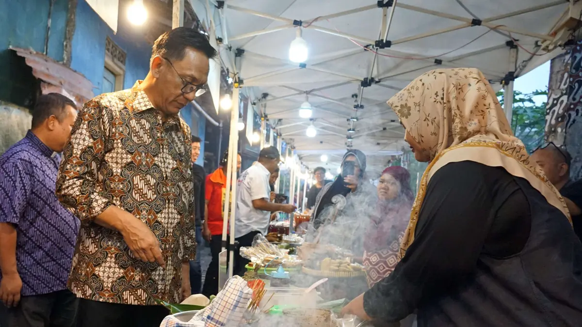 Wakil Wali Kota Jogja Wawan Harmawan tengah berbelanja aneka jajanan yang dijajakan dalam gelaran Winongo Art Festival, Sabtu (13/6).