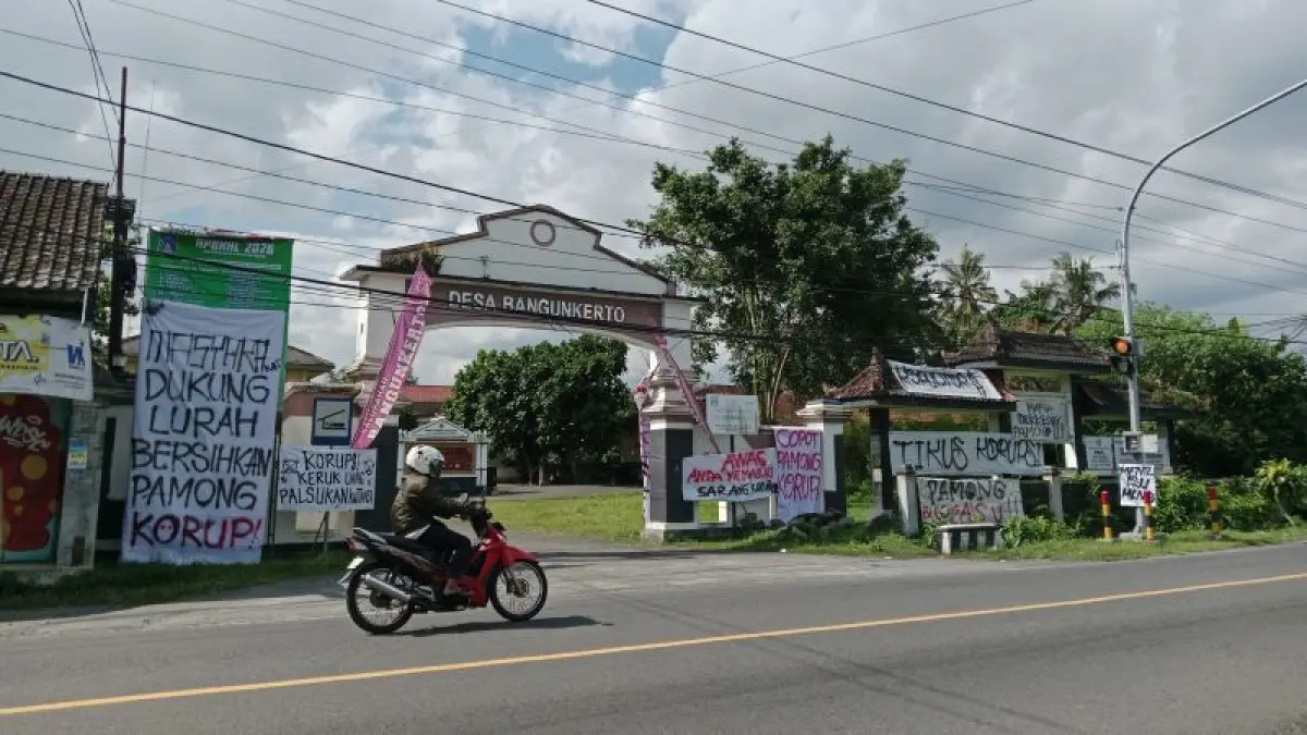 BENTUK PROTES: Baliho yang dipasang warga Kalurahan Bangunkerto terkait dugaan korupsi di wilayahnya. ( Delima&nbsp;Purnamasari/Radar Purworejo)