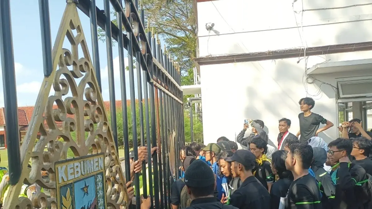 SUARAKAN ASPIRASI : Peserta aksi demonstrasi bersitegang dengan aparat, Senin (15/6/2026). Mereka mencoba merangsek masuk ke dalam Pendopo Kabumian untuk menemui sekaligus menyampaikan aspirasi kepada Bupati Kebumen. (M Hafied/Radar Jogja)