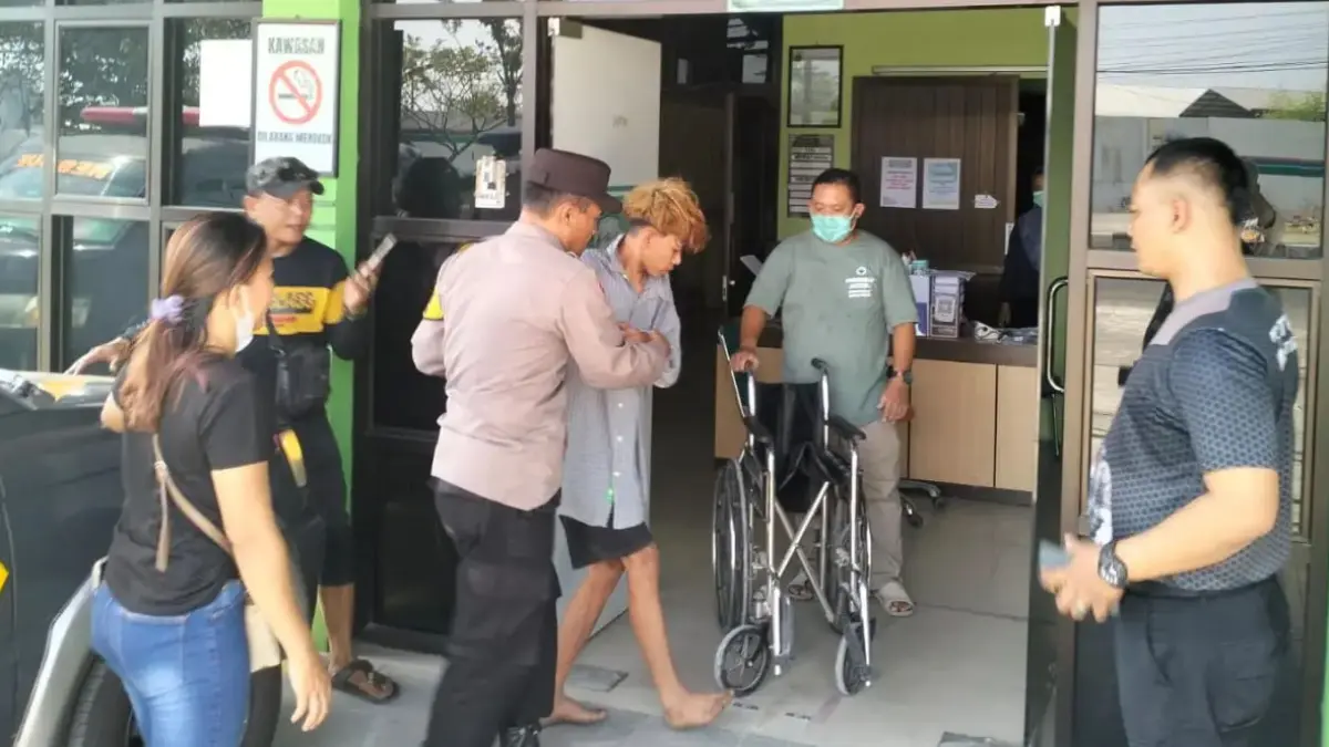 Korban yang hilang dievakuasi dari area persawahan Jaten, Karanganyar, Selasa (16/6). (Rudi Hartono/Radar Solo)
