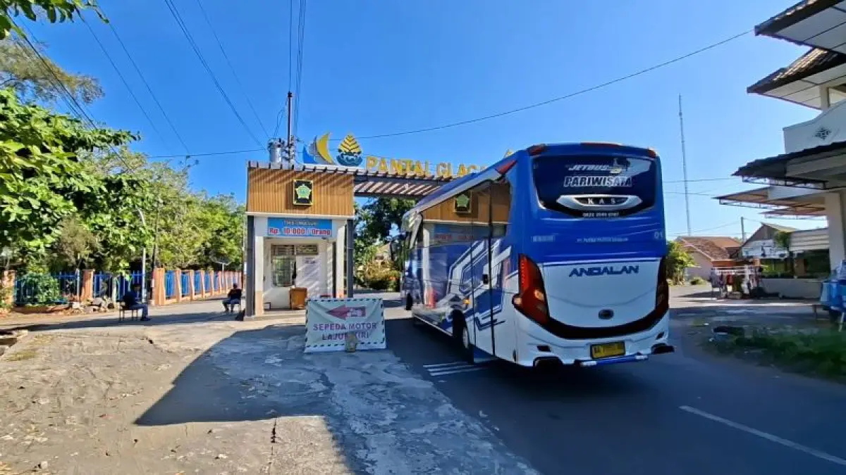 LOKASI LAMA: Kendaraan wisatawan antre memasuki TPR Pantai Glagah. Namun ke depan, keberadaan TPR ini akan digeser ke sisi selatan. (ANOM BAGASKORO/RADAR PURWOREJO)