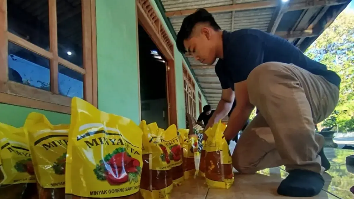 Kemasan MinyaKita yang berbau minyak tanah di Kismantoro, Wonogiri masih utuh. IWAN ADI/RADAR SOLO


&nbsp;