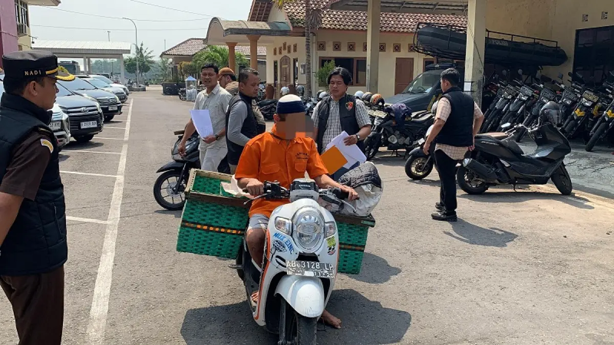 TEGA: Pelaku membungkus mayat korban dengan plastik. Polisi memperagakan 44 adegan dalam rekonstruksi yang digelar di Mapolres Kulon Progo, Kamis (18/6/2026). ANOM BAGASKORO/RADAR JOGJA