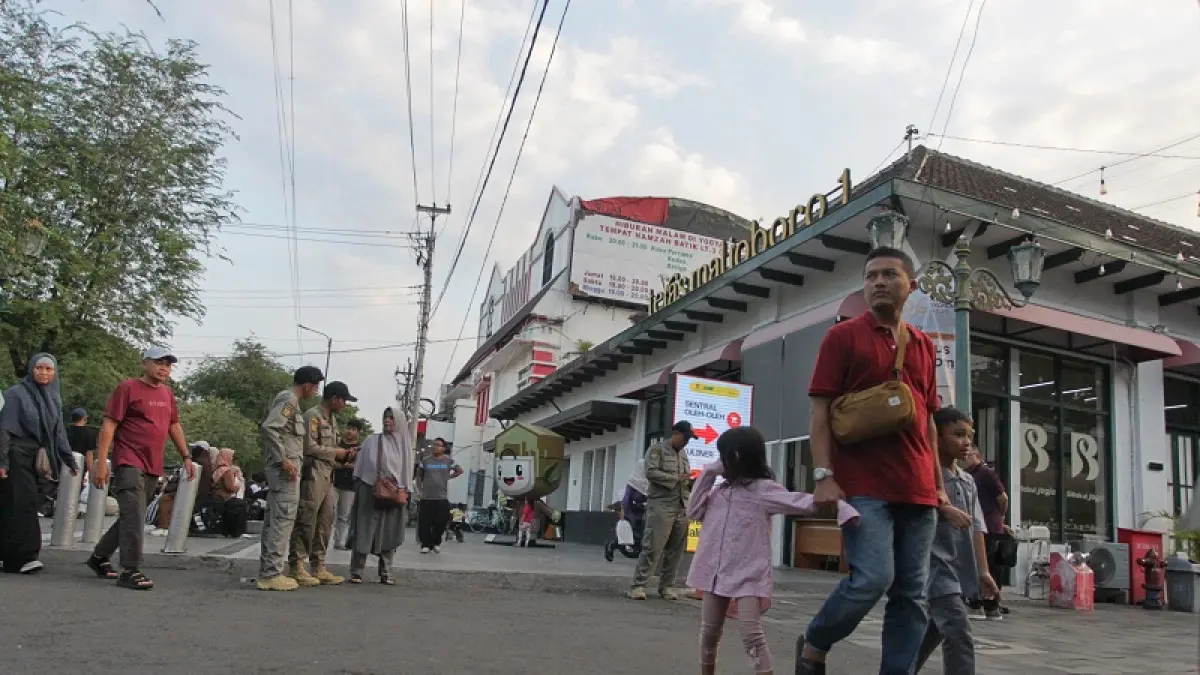 Wisatawan menikmati suasana sore di kawasan Malioboro, Kota Jogja, Kamis (18/6/2026). Guntur Aga Tirtana/Radar Jogja 