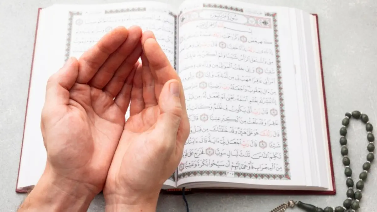 Ilustrasi berdoa dan membaca Al-Qur’an. (Magnific)