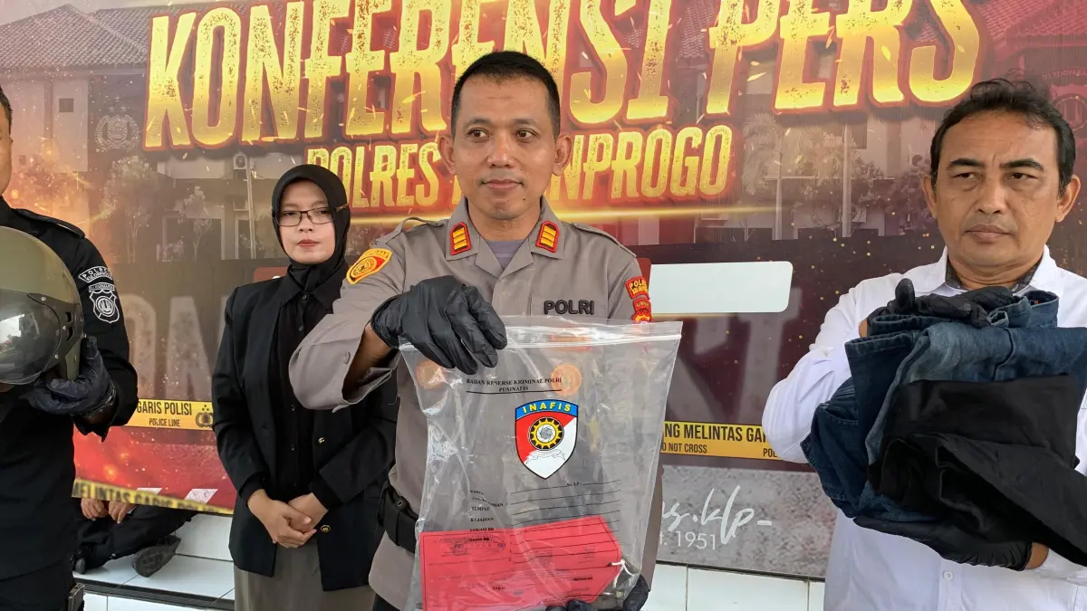 Kapolsek Panjatan menunjukkan barang bukti pencurian di Kapanewon Panjatan.