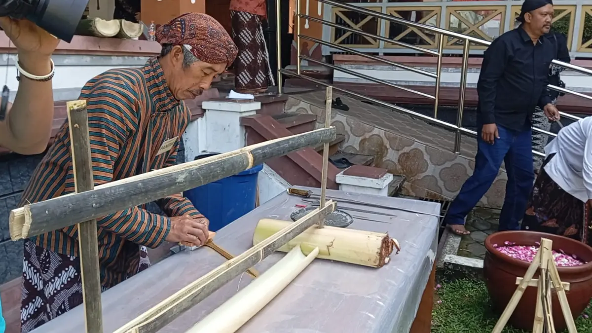 Tradisi&nbsp;jamasan&nbsp;Tosan Aji diikuti oleh puluhan warga yang membawa sejumlah pusakanya di Rumah Dinas Bupati Magelang, Rabu (17/6).