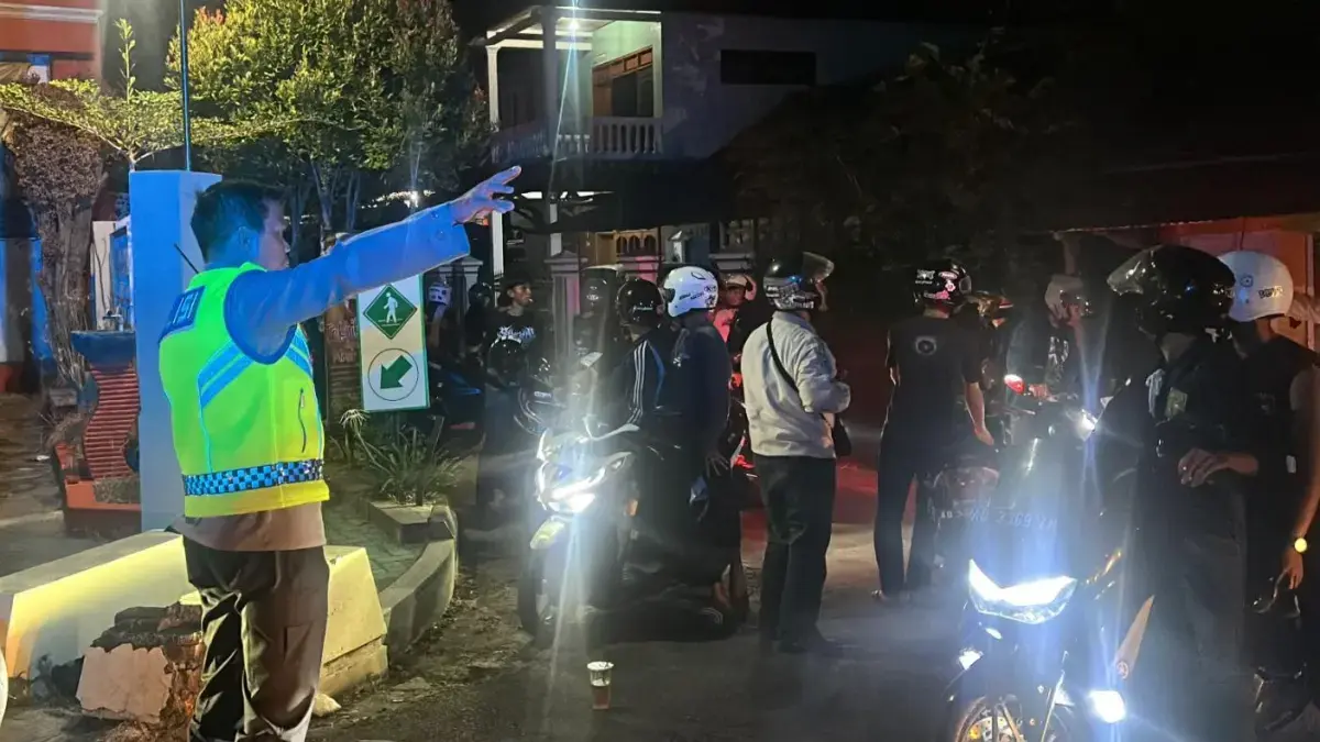 Polres Karanganyar melakukan pengamanan langsung terhadap kegiatan salah satu perguruan silat di Karanganyar, Sabtu (20/6) malam. (Rudi Hartono/Radar Solo)