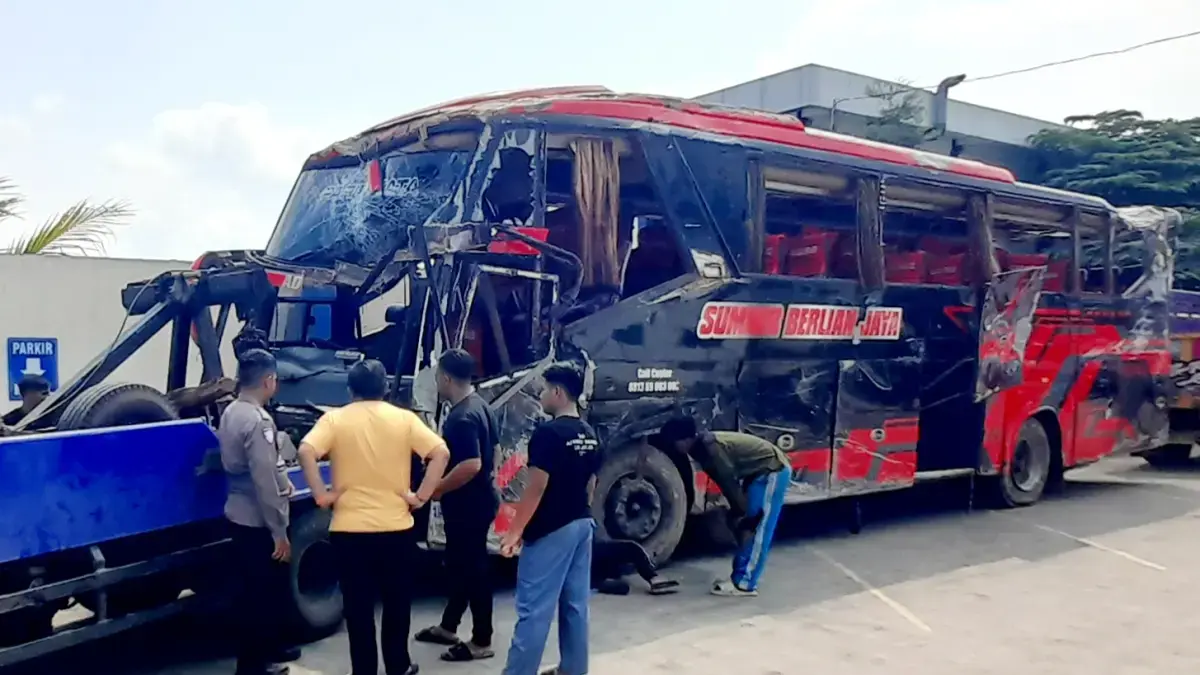 Kondisi bus pariwisata Sumber Berlian Jaya usai diamankan di Mapolres Karanganyar, Senin (22/6) siang. (Rudi Hartono/Radar Solo)