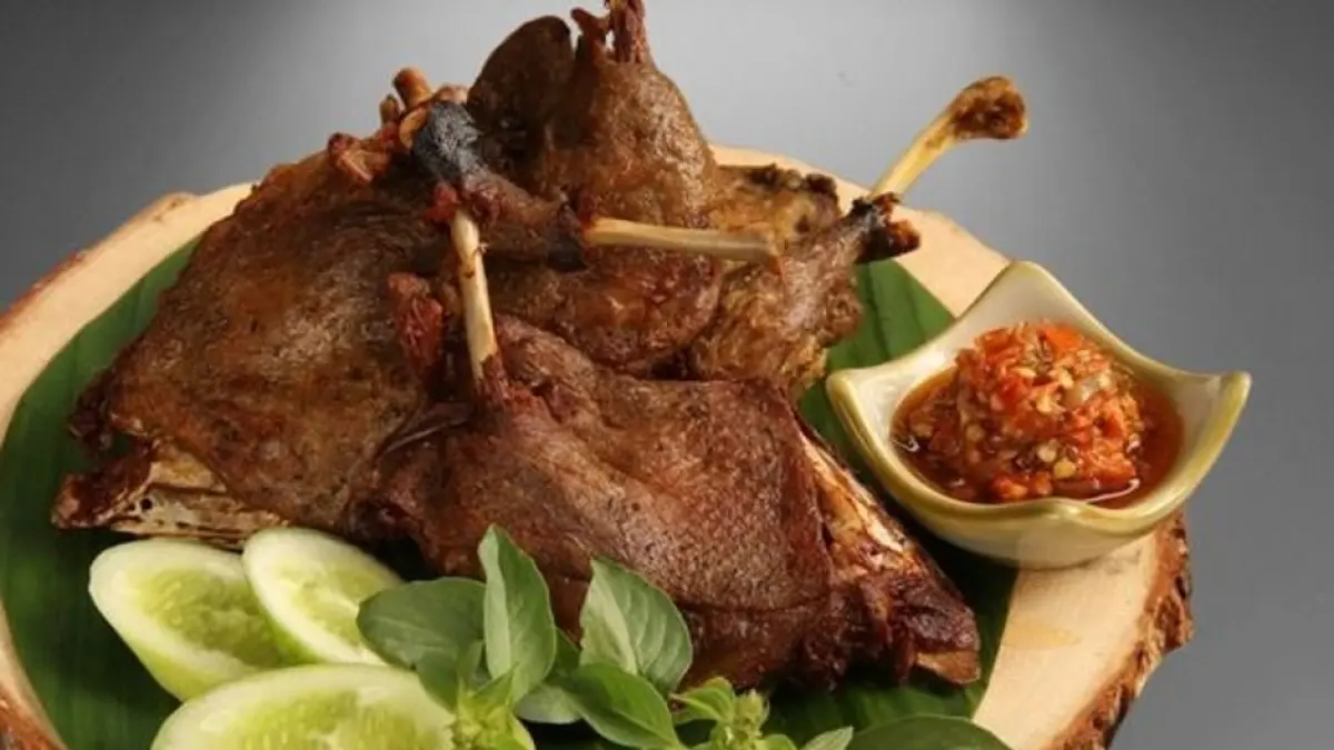 Bebek goreng yang bisa dinikmati dengan lapapan dan sambal. (Pinterest)