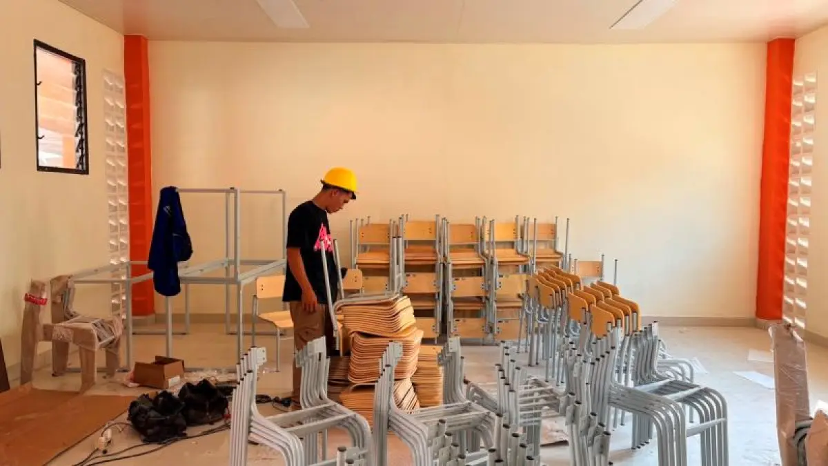 FINISHING: Pekerja proyek pembangunan Sekolah Rakyat Gulurejo merangkai kursi untuk persiapan operasional sekolah. (Dokumentasi Sekolah Rakyat)