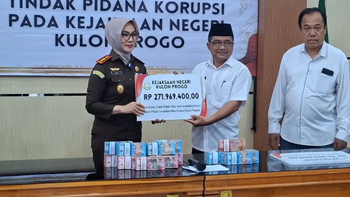SIMBOLIS: Kepala Kejaksaan Negeri Kulon Progo Yuliati Ningsih mengembalikan uang hasil rampasan ke dua kalurahan Rabu (24/6). (BAGASKORO/RADAR PURWOREJO)